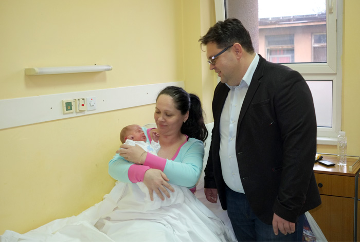 ПОКЛОН ЧЕСТИТКА ОД 50.000 ДИНАРА: Градоначелник Сремске Митровице даровао прворођене бебе